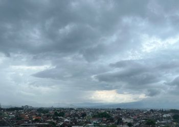 Informasi prakiraan cuaca Malang, terutama di wilayah Kota Malang hari Kamis, 18 Desember 2025 yang berpotensi mengalami hujan ringan sampai sedang. /Foto: Tugumalang.id/Bagus Rachmad Saputra.