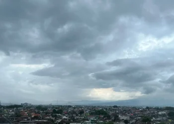Informasi prakiraan cuaca Malang, terutama di wilayah Kota Malang hari Kamis, 18 Desember 2025 yang berpotensi mengalami hujan ringan sampai sedang. /Foto: Tugumalang.id/Bagus Rachmad Saputra.