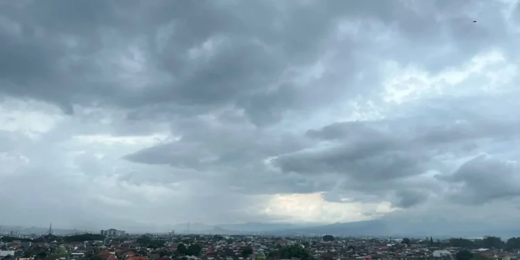 Informasi prakiraan cuaca Malang, terutama di wilayah Kota Malang hari Kamis, 18 Desember 2025 yang berpotensi mengalami hujan ringan sampai sedang. /Foto: Tugumalang.id/Bagus Rachmad Saputra.