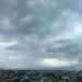 Informasi prakiraan cuaca Malang, terutama di wilayah Kota Malang hari Kamis, 18 Desember 2025 yang berpotensi mengalami hujan ringan sampai sedang. /Foto: Tugumalang.id/Bagus Rachmad Saputra.
