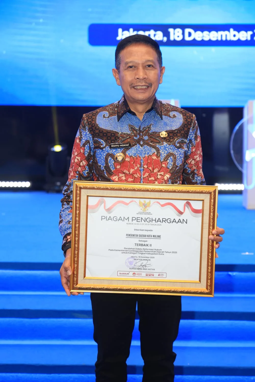 Wali Kota Malang, Dr. Ir. Wahyu Hidayat, MM, menerima peghargaan di bidang reformasi hukum. Foto/dok Kota Malang