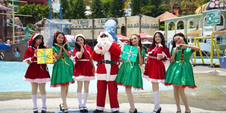 Aksi sosok Santa Claus bagi-bagi kado natal di Jatim Park 1 meriahkan momen Hari Natal 2025 di Kota Batu. Foto: Dok.