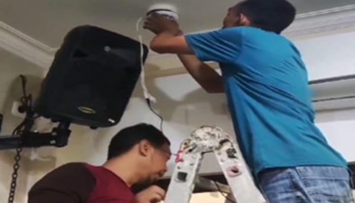 Proses pemasangan IP Kamera di Masjid Sabilissalam Malang./Foto: Dok.Polinema.