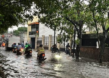 Salah satu titik banjir yang menggenangi ruas jalan di Kota Malang. (Foto/M Sholeh)