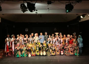 Pertunjukan seni budaya dalam Pagelaran Wayang Topeng Panji Laras di DKM. (Foto/M Sholeh)