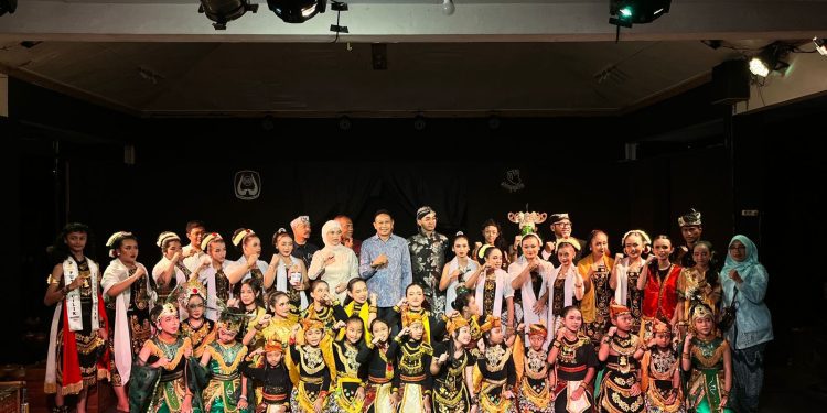 Pertunjukan seni budaya dalam Pagelaran Wayang Topeng Panji Laras di DKM. (Foto/M Sholeh)