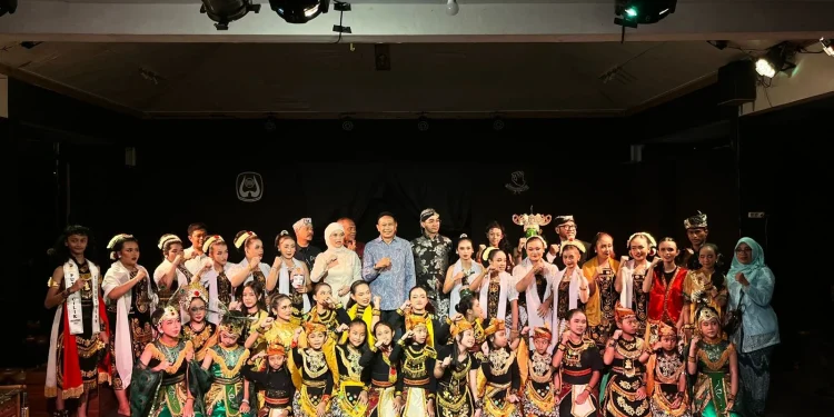 Pertunjukan seni budaya dalam Pagelaran Wayang Topeng Panji Laras di DKM. (Foto/M Sholeh)