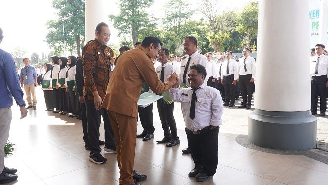 Wali Kota Batu Nurochman saat menyerahkan SK PPPK Paruh Waktu kepada salah satu pegawai. Foto: Diskominfo Kota Batu