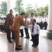 Wali Kota Batu Nurochman saat menyerahkan SK PPPK Paruh Waktu kepada salah satu pegawai. Foto: Diskominfo Kota Batu