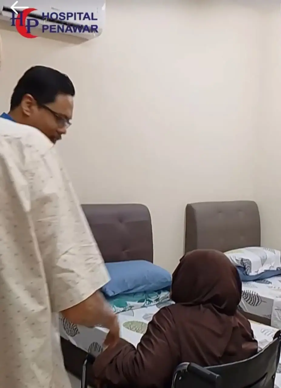 Tim Medis Hospital Penawar terus memantau kondisi pasien selama berada di homestay. /Foto: Dok. Hospital Penawar.