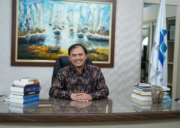 Dirut PJT I Fahmi Hidayat meraih penghargaan 'Top Young CEO 2025 versi Infobank Media Group'. Foto: Dok.