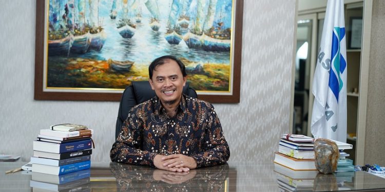Dirut PJT I Fahmi Hidayat meraih penghargaan 'Top Young CEO 2025 versi Infobank Media Group'. Foto: Dok.