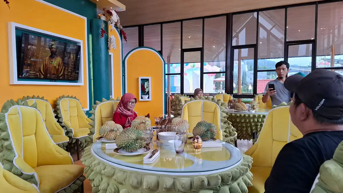 Pengunjung saat makan durian