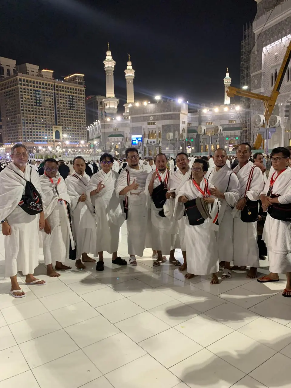 Irham Thoriq (lima dari kiri) foto bersama para jama’ah umroh Chatour Travel. Foto: dok.