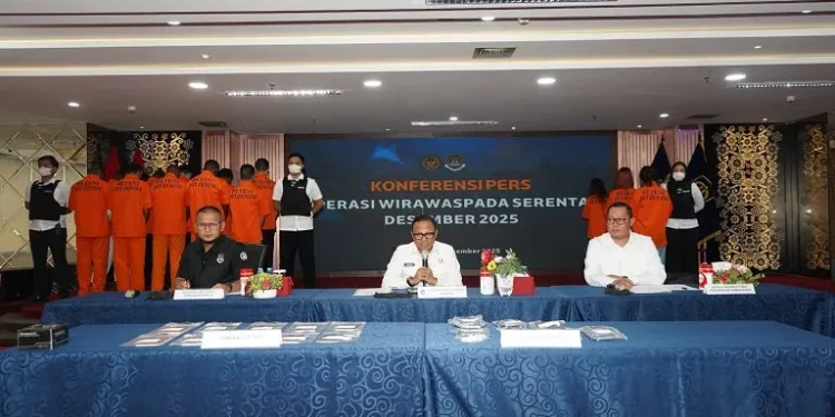 Ditjen Imigrasi saat merilis 220 warga asing yang terjaring dalam operasi Wirawaspada dan Pertambangan. Foto/dok Imigrasi