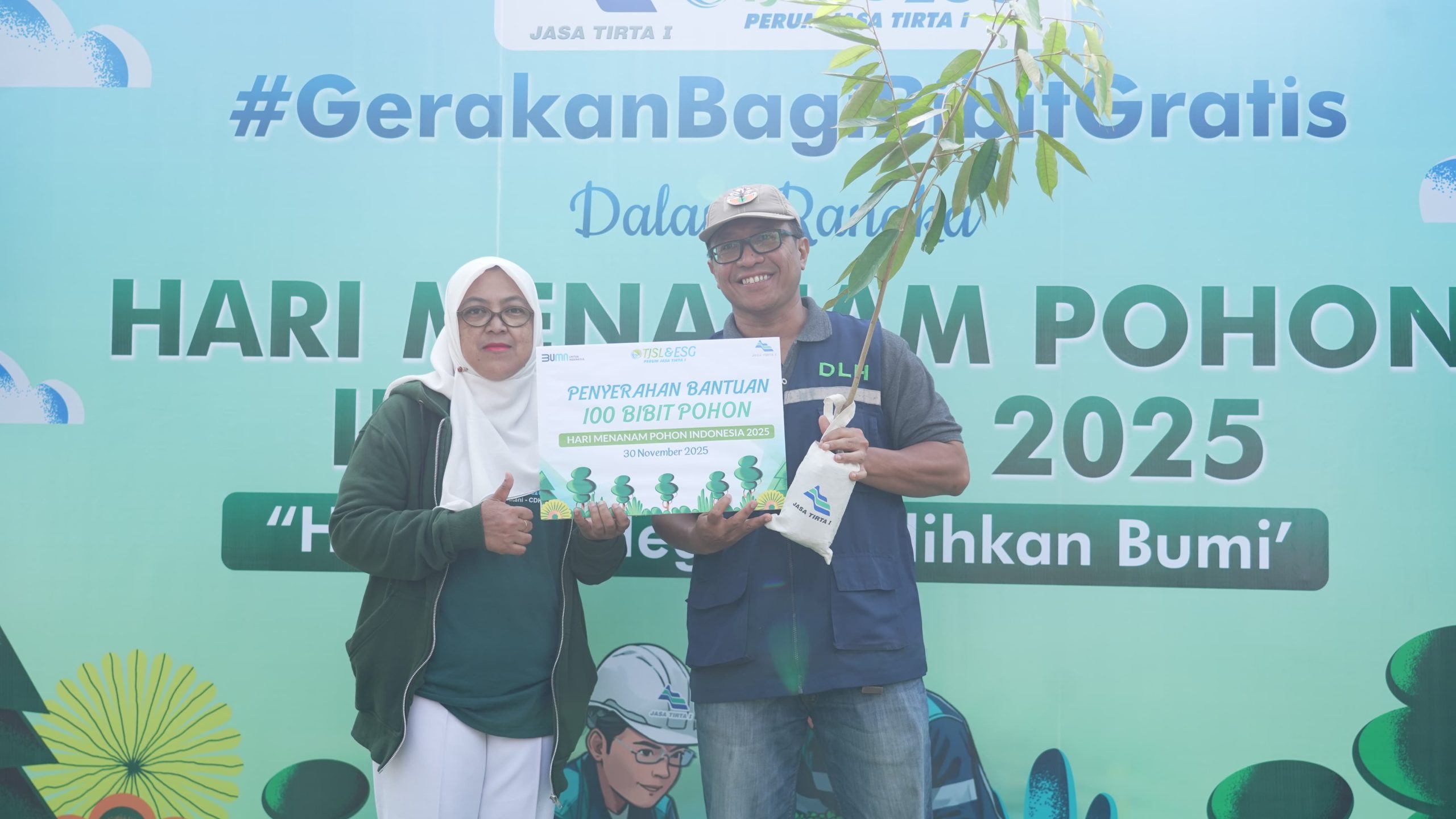 Aksi penanaman pohon matoa di Taman Slamet Kota Malang. Foto: Azmy
