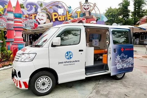 Ambulans Jatim Park Group yang diserahkan oleh Jasa Raharja Putera. Foto: Jatim Park Group