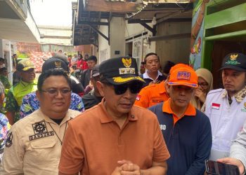 Wali Kota Malang, Wahyu Hidayat usai meninjau salah satu titik terdampak banjir. (Foto/M Sholeh)