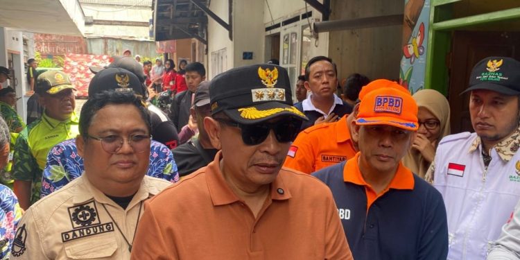 Wali Kota Malang, Wahyu Hidayat usai meninjau salah satu titik terdampak banjir. (Foto/M Sholeh)