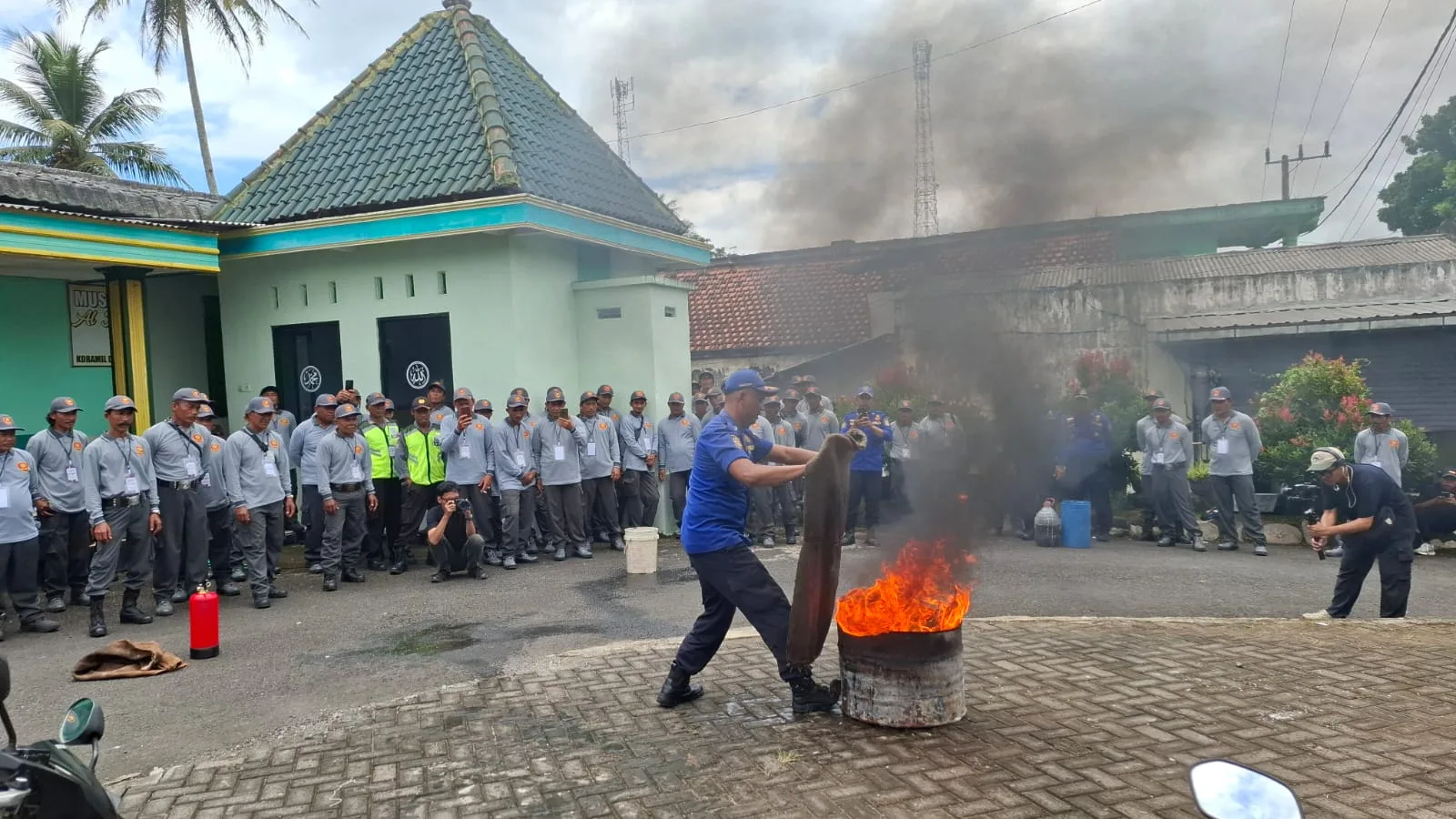Anggota Damkar beri contoh metode penanganan kebakaran dengan cara tradisional. Foto: Aisyah Nawangsari Putri