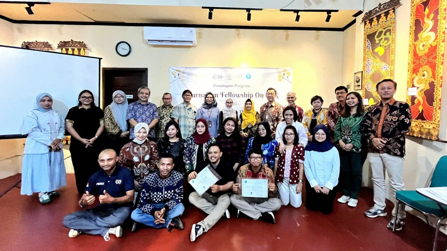 Aisyah Nawangsari Putri (berdiri, tiga dari kiri), bersama para wartawan dalam acara Journalism Fellowship oleh GWPP. Foto: dok.