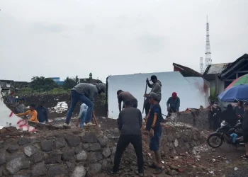Sekelompok orang membongkar tembok Griya Shanta Kota Malang tanpa perlawan warga setempat. (Foto/M Sholeh)