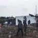Sekelompok orang membongkar tembok Griya Shanta Kota Malang tanpa perlawan warga setempat. (Foto/M Sholeh)