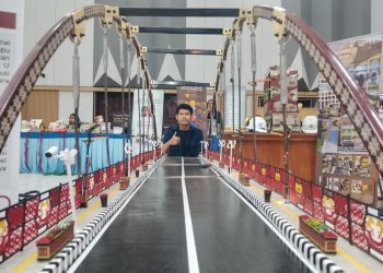Mahasiswa ITN Malang, Aldo Eka Pratama menunjukkan karya jembatan prototype berteknologi ramah lingkungan. (Foto/M Sholeh)