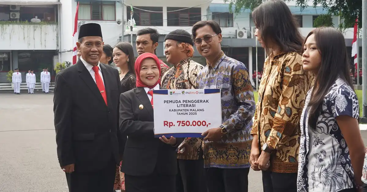 Hilmy menerima penghargaan 