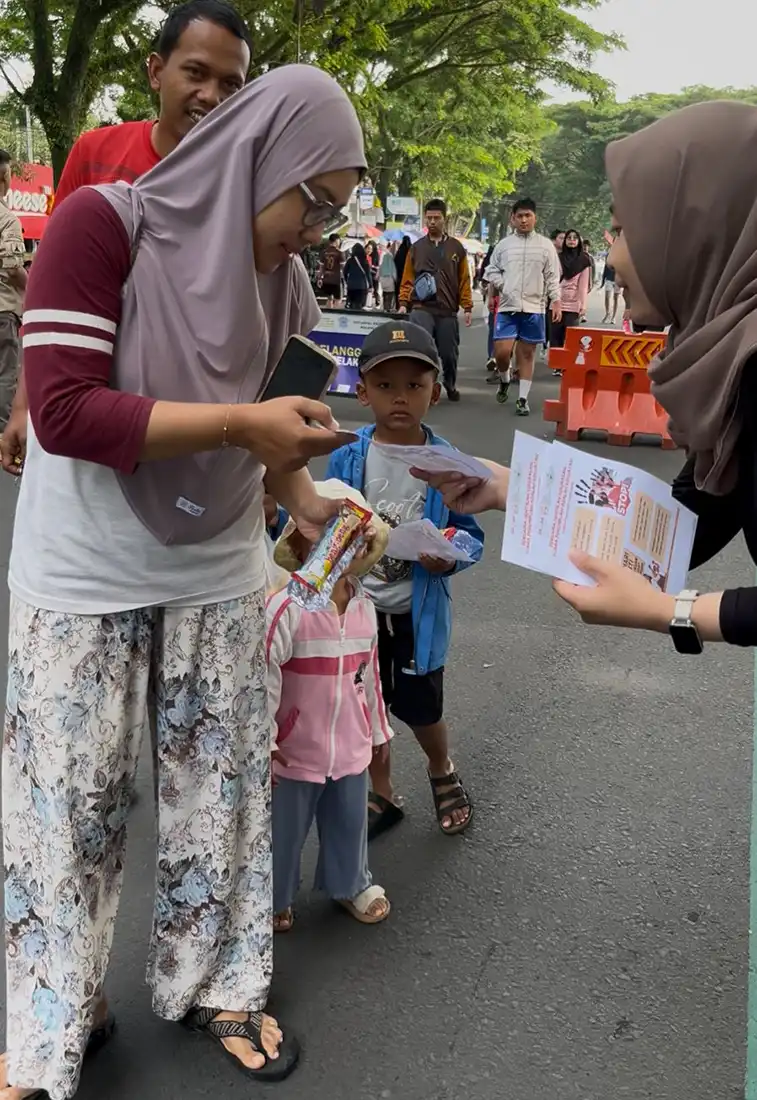 Bagikan selebaran edukatif