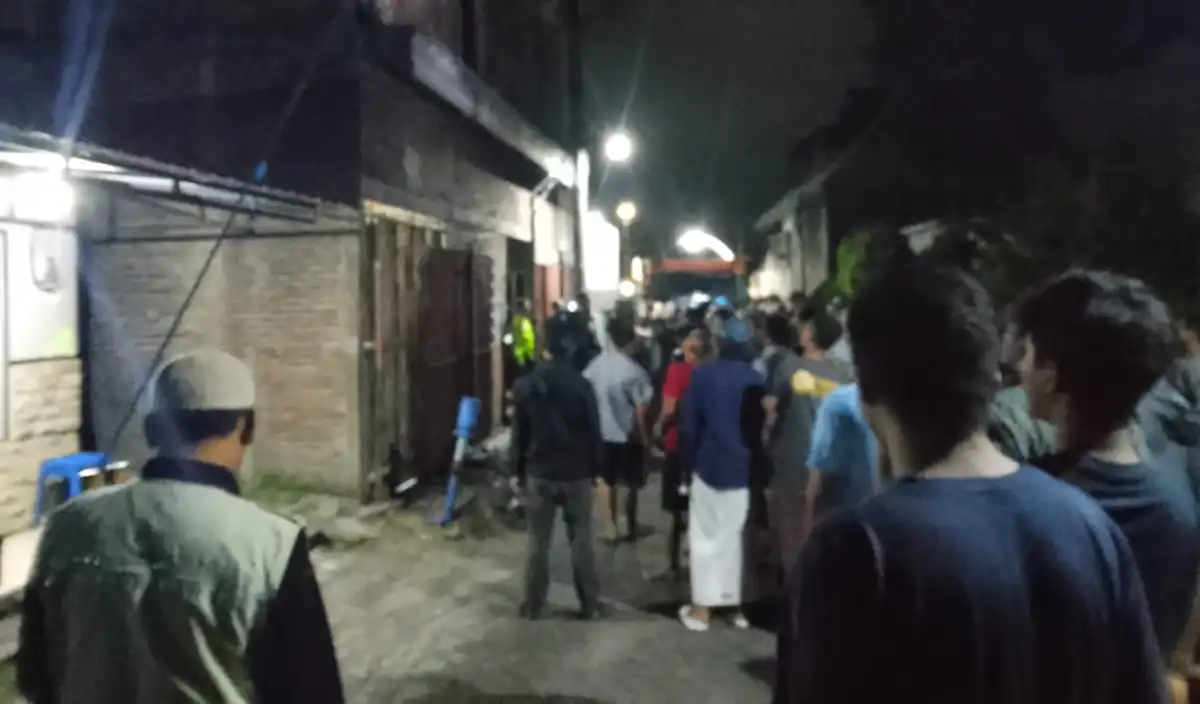 Warga melakukan pengepungan