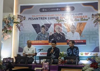 Ulang tahun Pesantren Luhur Baitul Hikmah yang ke-14. Hadir Kang Maman (kiri), Ach Dhofir Zuhry (tengah) dan Fahruddin Faiz (Kanan). Foto/Jazuli