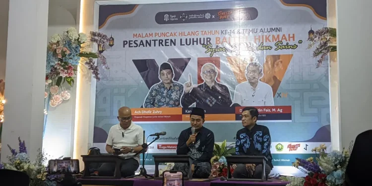 Ulang tahun Pesantren Luhur Baitul Hikmah yang ke-14. Hadir Kang Maman (kiri), Ach Dhofir Zuhry (tengah) dan Fahruddin Faiz (Kanan). Foto/Jazuli