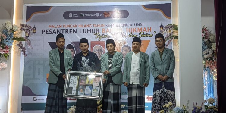 Sesi penyerahan kado berupa buku yang berhasil diterbitkan oleh santri Pesantren Luhur Baitul Hikmah. Foto / Muhammad Jazuli.