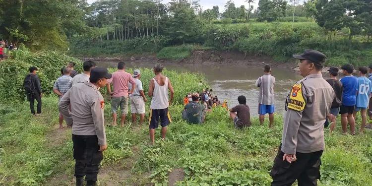 remaja tenggelam di Sungai Brantas