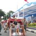 Wisatawan mancanegara yang sedang berada di Kota Malang mencoba naik becak listrik pemberian Presiden Prabowo. (Foto/M Sholeh)