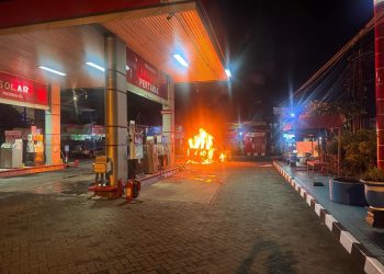 Mobil Suzuki Carry terbakar saat isi BBM di SPBU Dilem Kepanjen. Foto: Polres Malang