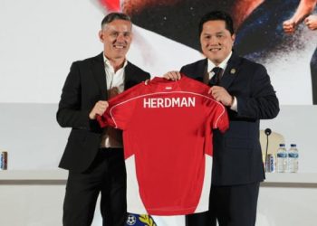 Pelatih baru Timnas Indonesia, John Herdman (kiri) isyaratkan turunkan skuad muda di ajang Piala AFF 2026. /Foto: Dok. PSSI.