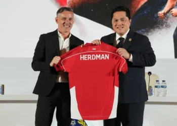 Pelatih baru Timnas Indonesia, John Herdman (kiri) isyaratkan turunkan skuad muda di ajang Piala AFF 2026. /Foto: Dok. PSSI.