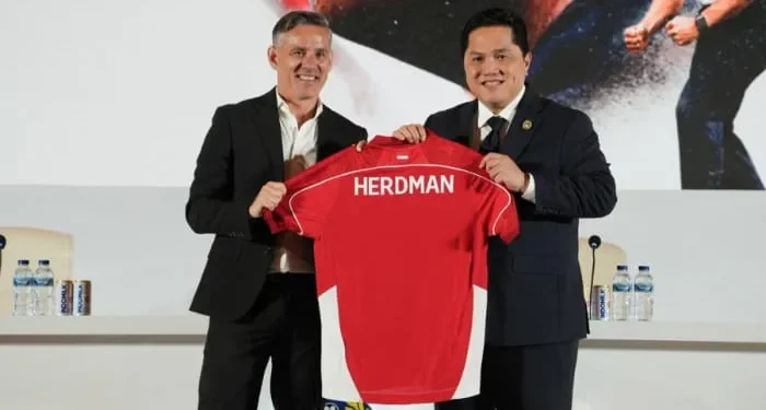 Pelatih baru Timnas Indonesia, John Herdman (kiri) isyaratkan turunkan skuad muda di ajang Piala AFF 2026. /Foto: Dok. PSSI.
