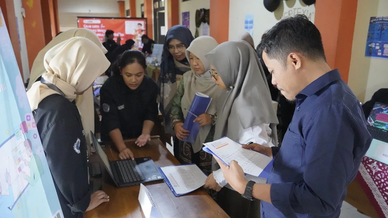 Mahasiswa Prodi Matematika Unikama menjelaskan produk inovasi media pembelajaran yang dipamerkan di acara Bazar Pendidikan. /Foto: Dok. Unikama.