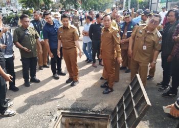 Wagub Jatim, Emil Dardak didampingi Wawali Kota Malang Ali Muthohirin meninjau proyek pembangunan drainase Suhat. (Foto/M Sholeh)