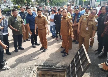 Wagub Jatim, Emil Dardak didampingi Wawali Kota Malang Ali Muthohirin meninjau proyek pembangunan drainase Suhat. (Foto/M Sholeh)