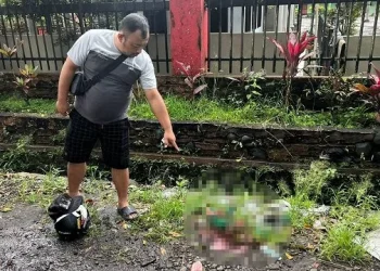 Darah korban berceceran di depan TKP SDN 2 Kebonagung. Foto: Polsek Pakisaji