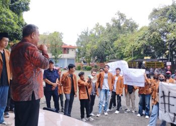 Rektor Unikama, Dr. Sudi Dul Aji, M.Si menemui peserta aksi mahasiswa. (Foto/Dok. Unikama)