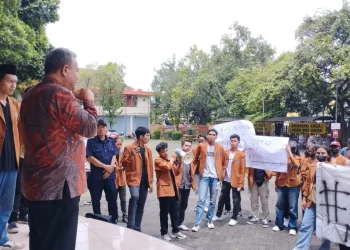 Rektor Unikama, Dr. Sudi Dul Aji, M.Si menemui peserta aksi mahasiswa. (Foto/Dok. Unikama)