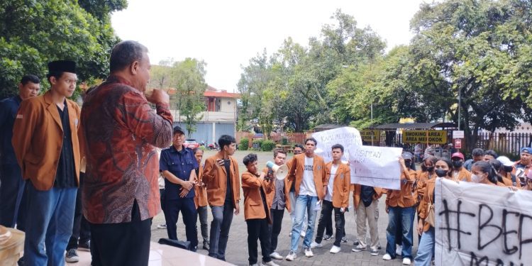Rektor Unikama, Dr. Sudi Dul Aji, M.Si menemui peserta aksi mahasiswa. (Foto/Dok. Unikama)