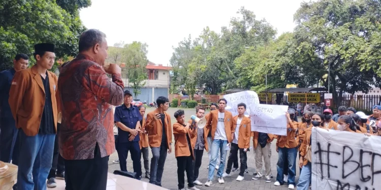 Rektor Unikama, Dr. Sudi Dul Aji, M.Si menemui peserta aksi mahasiswa. (Foto/Dok. Unikama)