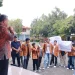 Rektor Unikama, Dr. Sudi Dul Aji, M.Si menemui peserta aksi mahasiswa. (Foto/Dok. Unikama)