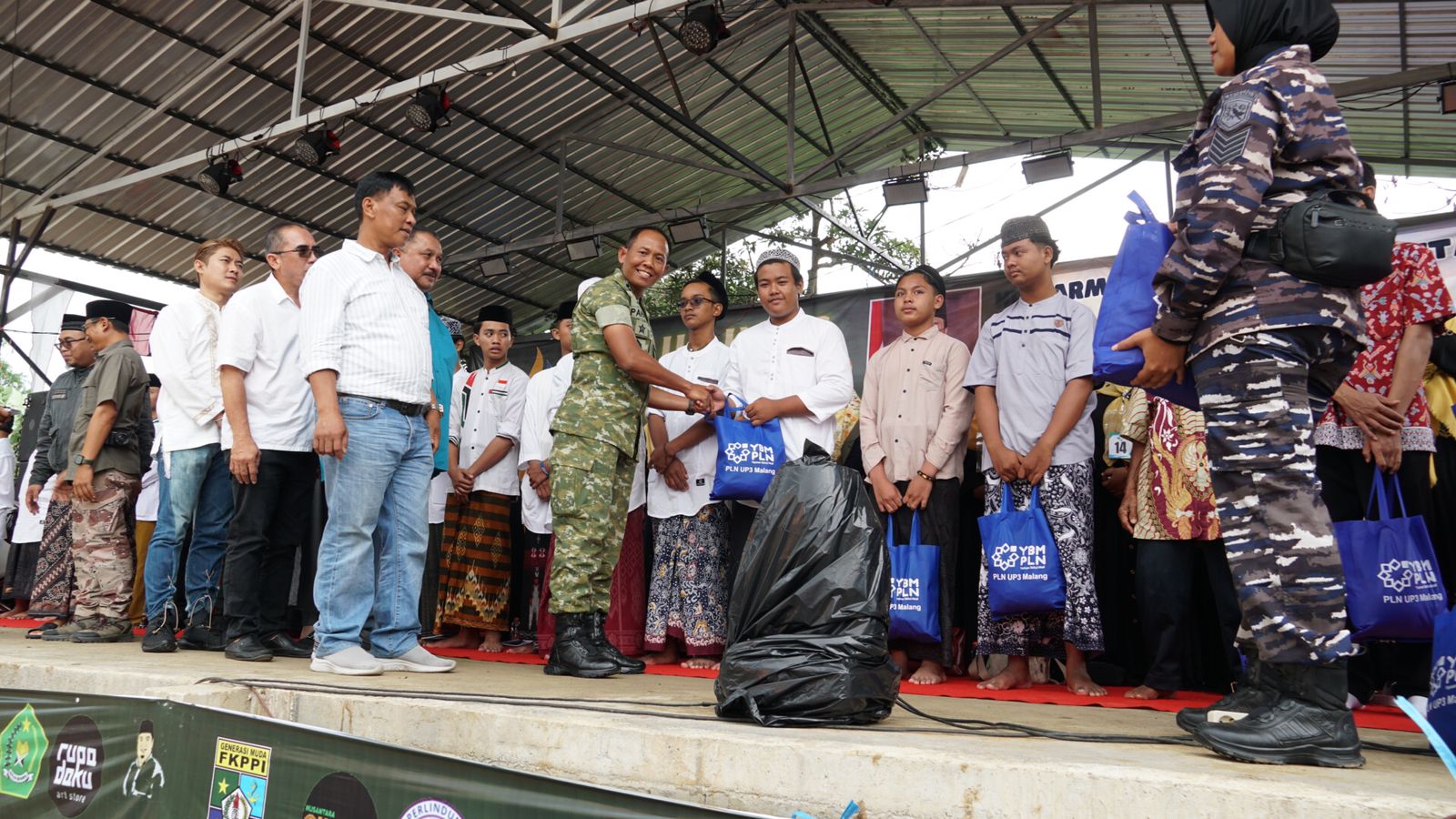 Yayasan Baitul Maal PLN UP3 Malang Bersama MTC menyantuni anak panti asuhan di Kota batu. Foto/dok